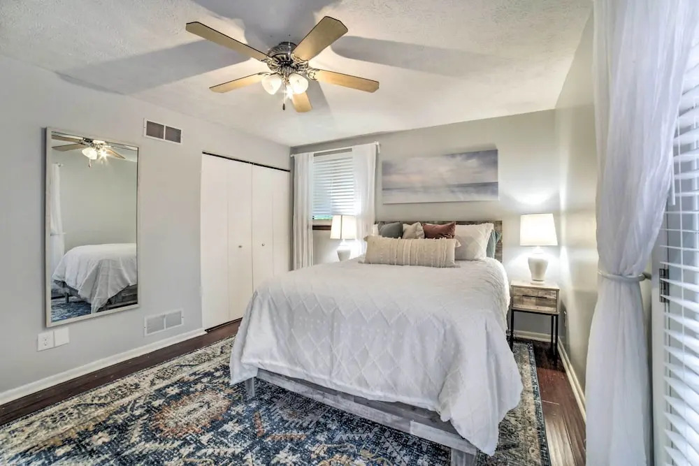 Pittsburgh Retreat w/ Deck ~ 4 Mi to Dtwn!