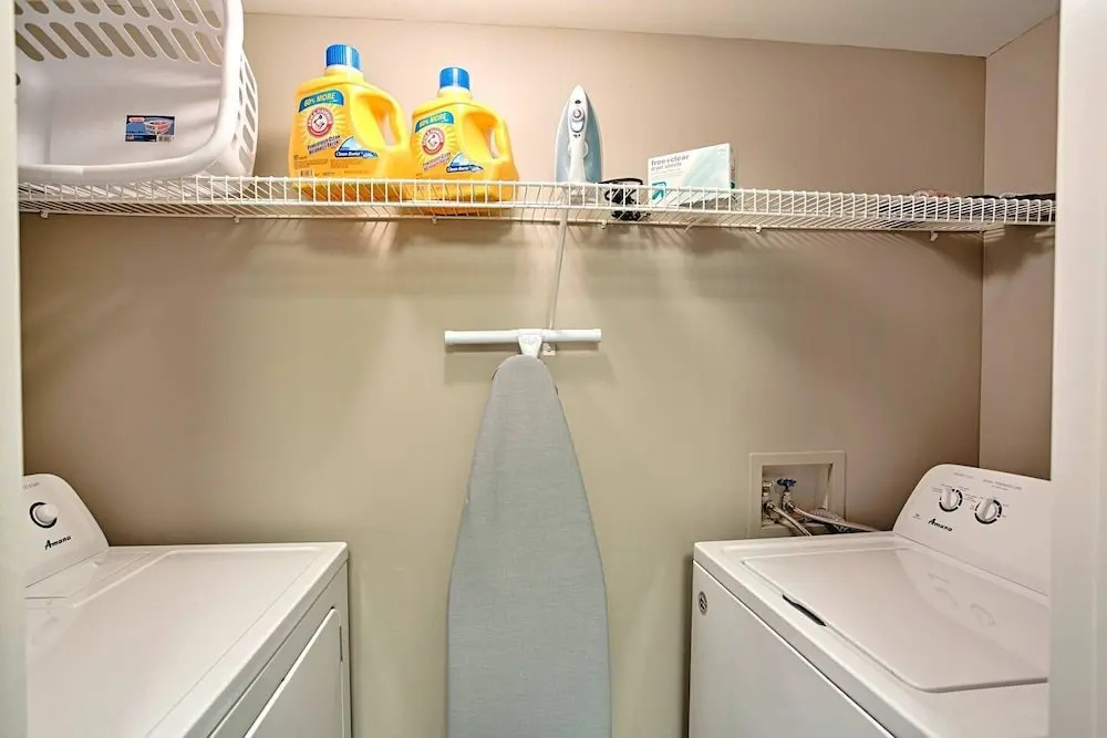 Honky Tonk Luxury 2BR/2BATH - Fast WIFI - Work Area - Free Parking! (CH2)