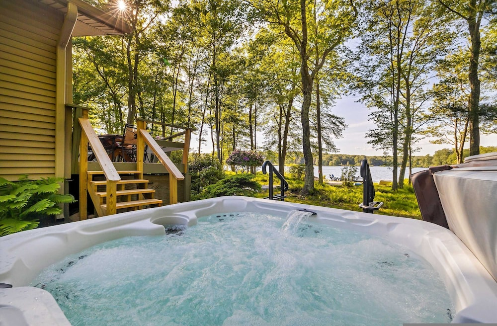 Lakefront Poconos Retreat w Hot Tub Dog Friendly