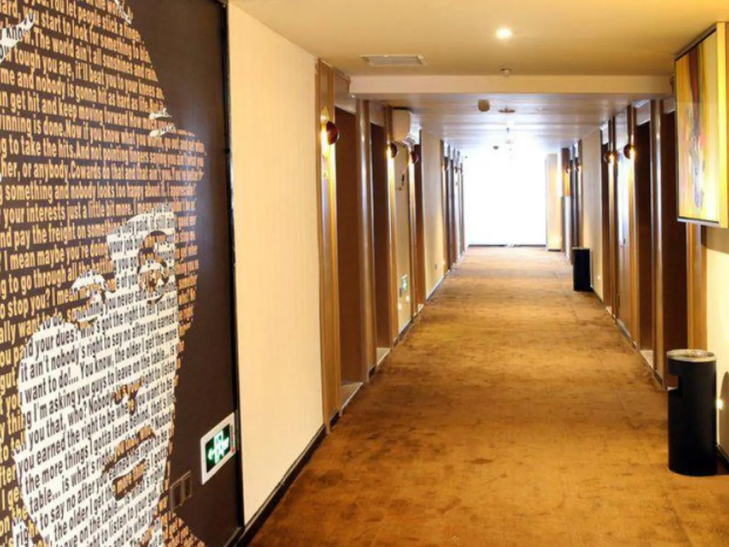 IU Hotel Xian Xijing Hospital Tonghua Gate Subway Station Branch