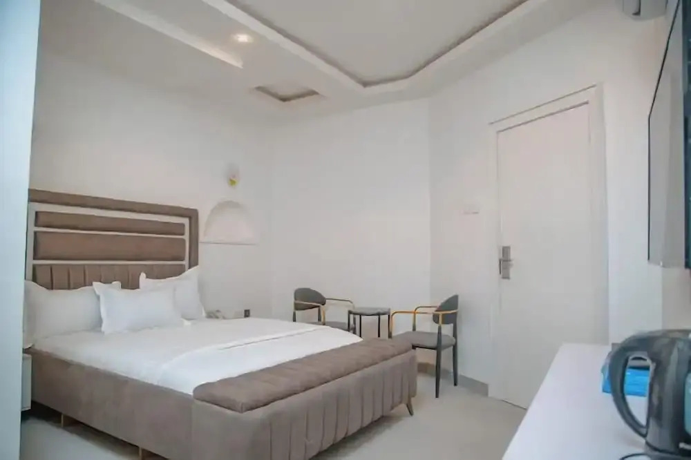 Sakasa Hotel and Suites