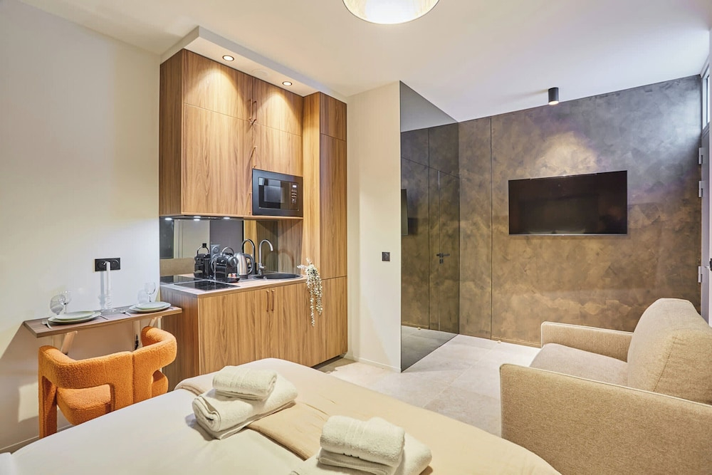Suite Premium Facing the Chateau de Vincennes