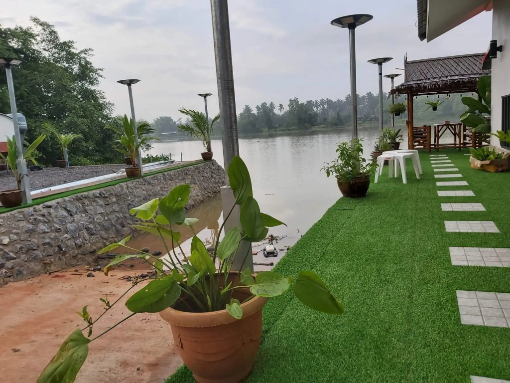 Boat house marina restaraunt and homestay
