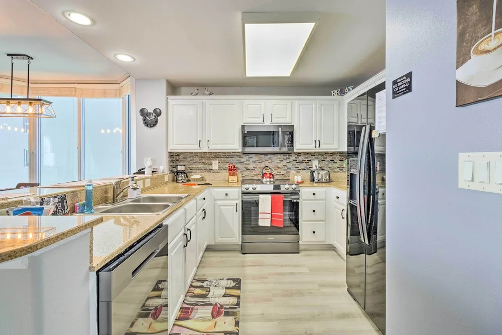 Family Resort Condo w/ 2 Pools: 1 Mi to Disney!