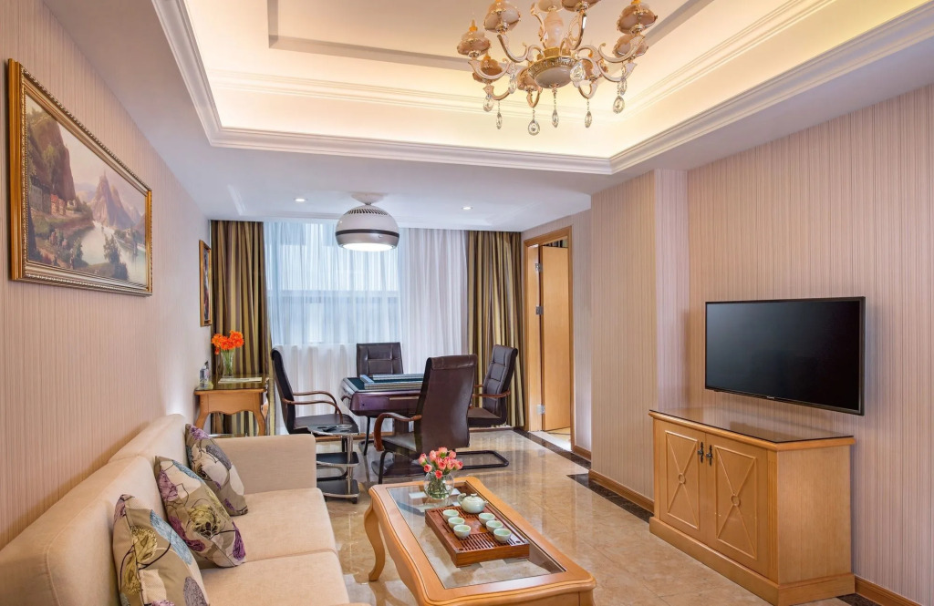 Vienna Hotel Shenzhen (FuYong metro station branch)