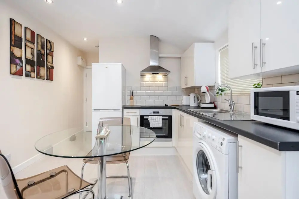 Studio Flat in Bedford Near Hospital & Stations