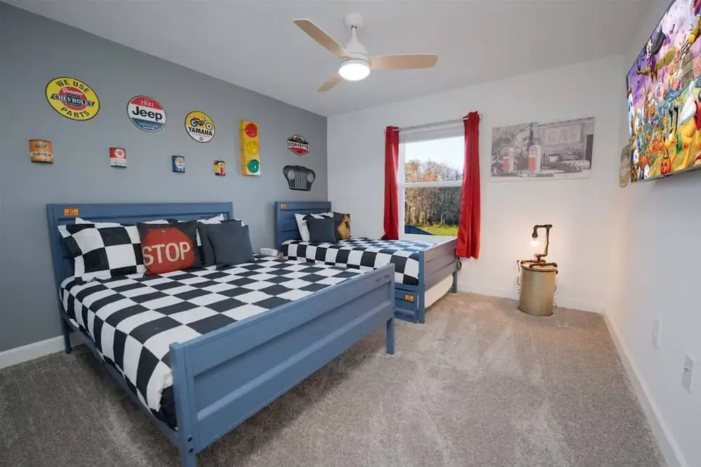 TH 4Br Walking Distance to Club