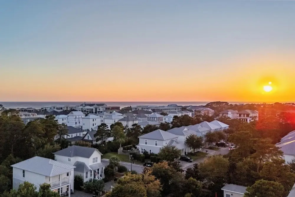 Gulf Coast Gem by Avantstay 3 Blocks to Beach & Town Plaza Community Pool