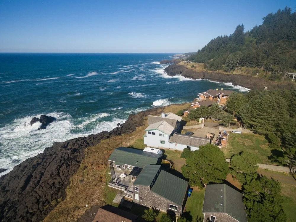 Whale Pointe 2 Br cottage by RedAwning