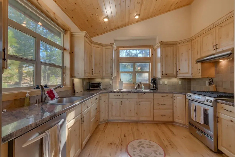 Tahoe Donner Pinnacle Loop Mountain 5 Bedroom Home by RedAwning