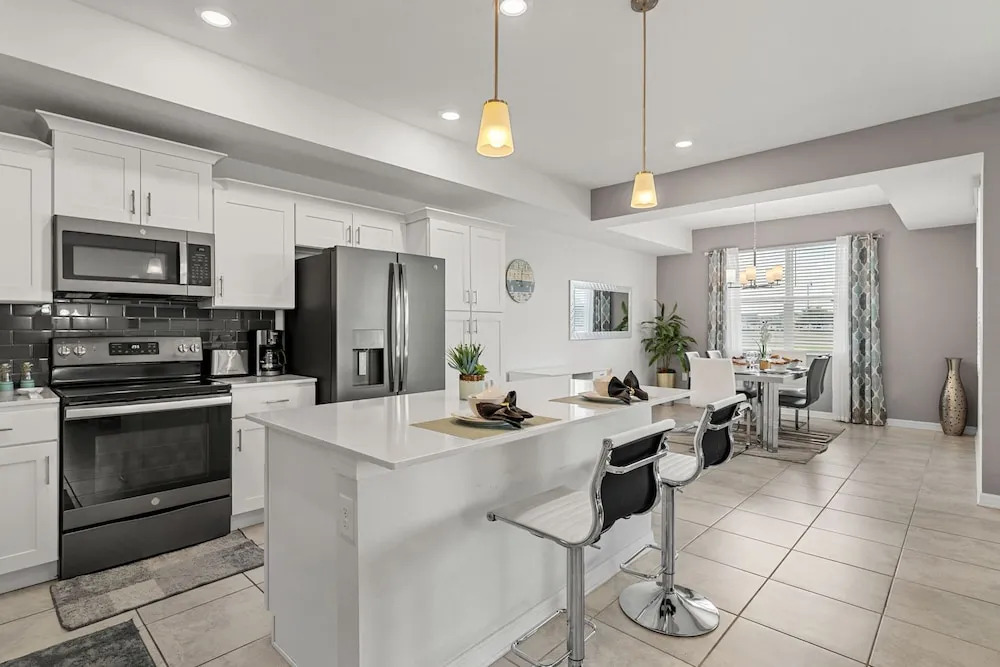 Cozy Stylish 2BR Condo Prime Storey Lake Spot