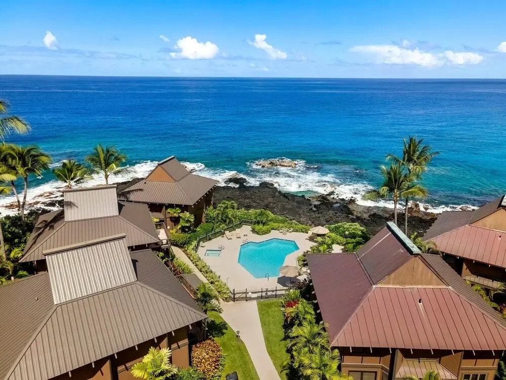Beautiful Oceanfront - Air-conditioned - Sleeps 6 - Walk to Beach - Vrkcv