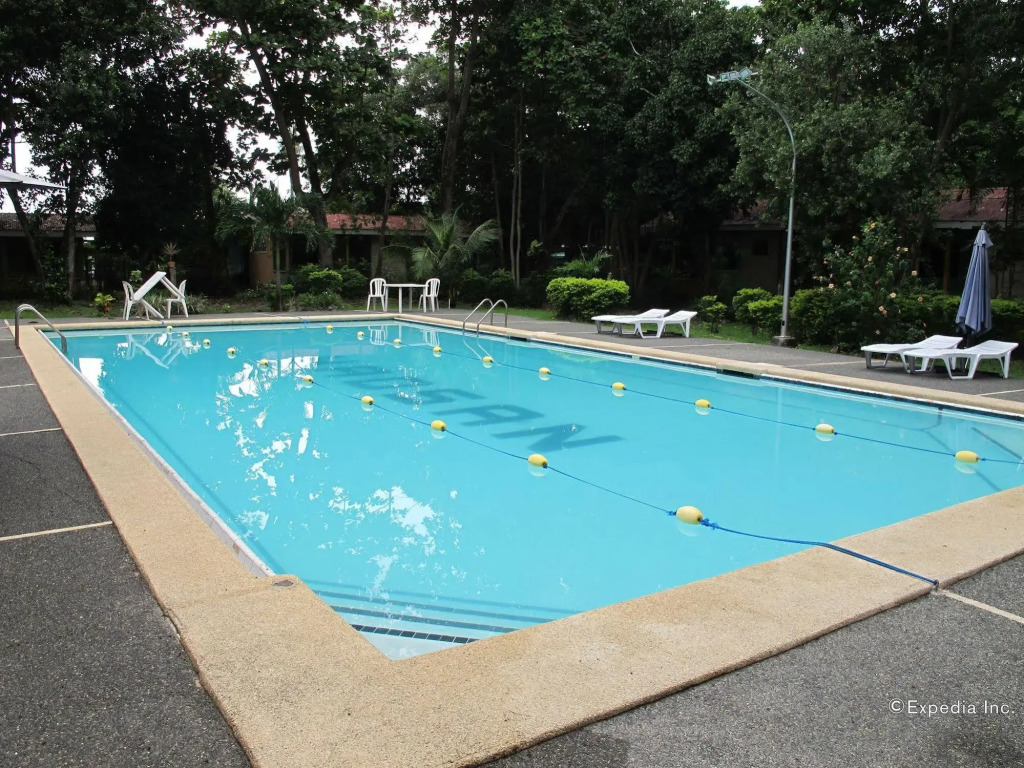 BlueFins Resort