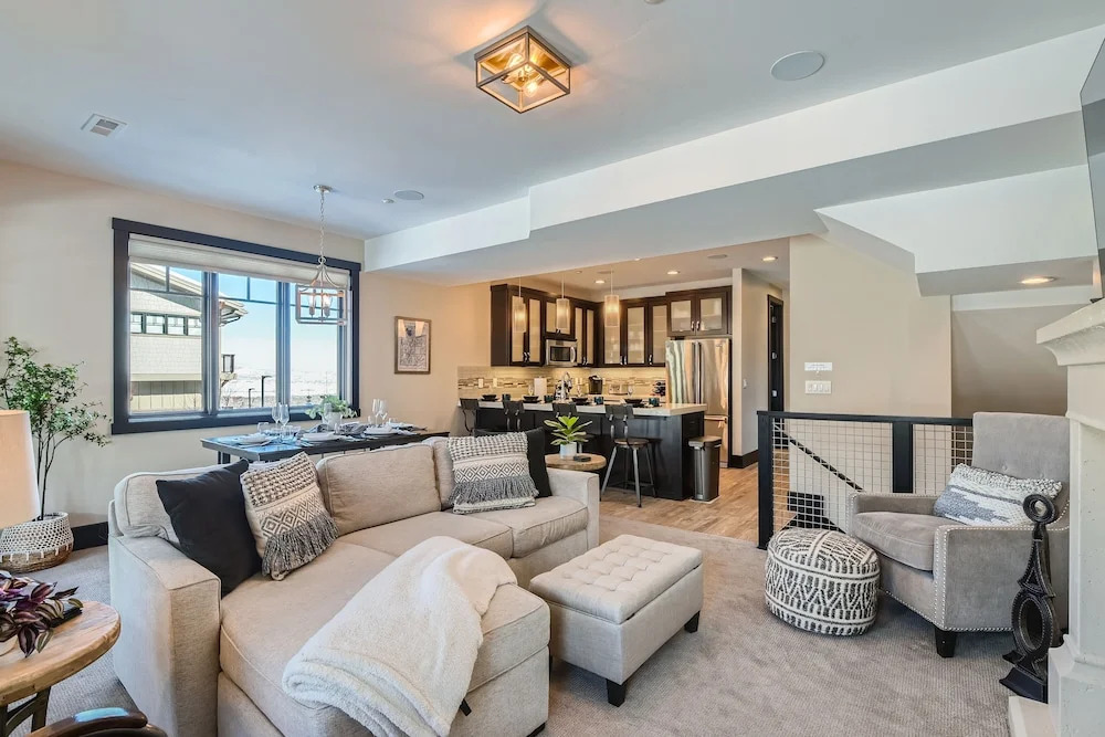Blackstone Mountain Retreat #21! Walk To The Lifts! 4 Bedroom Apts by RedAwning