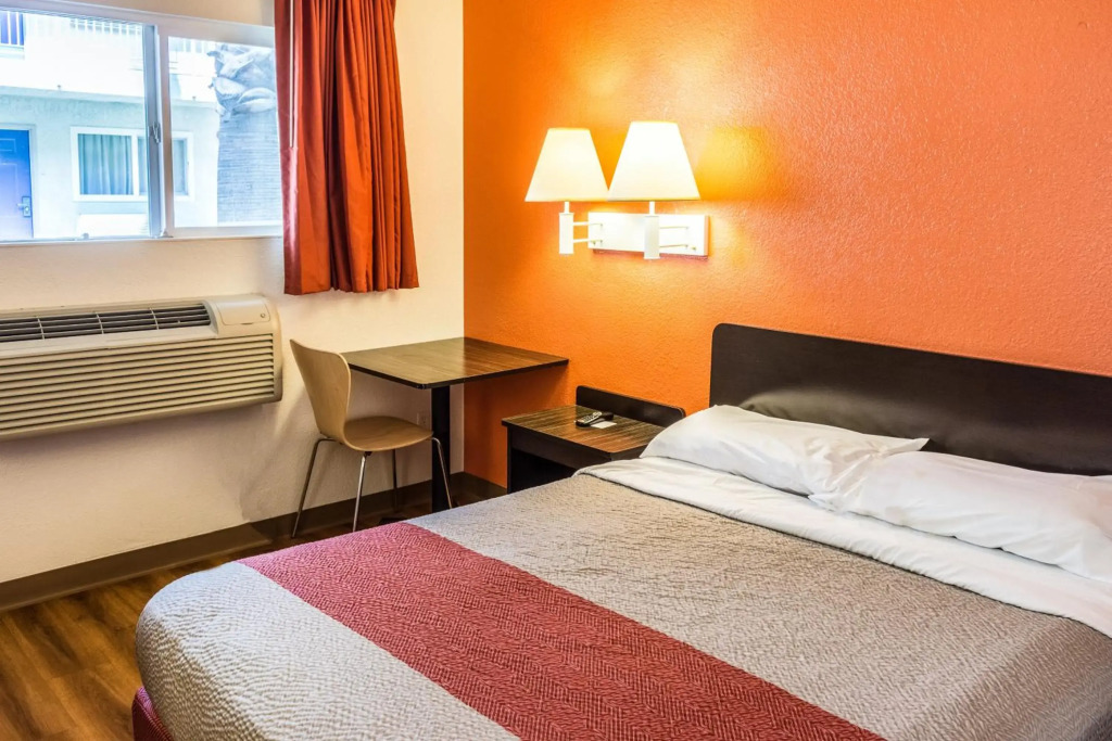 Motel 6-Bakersfield, CA - East