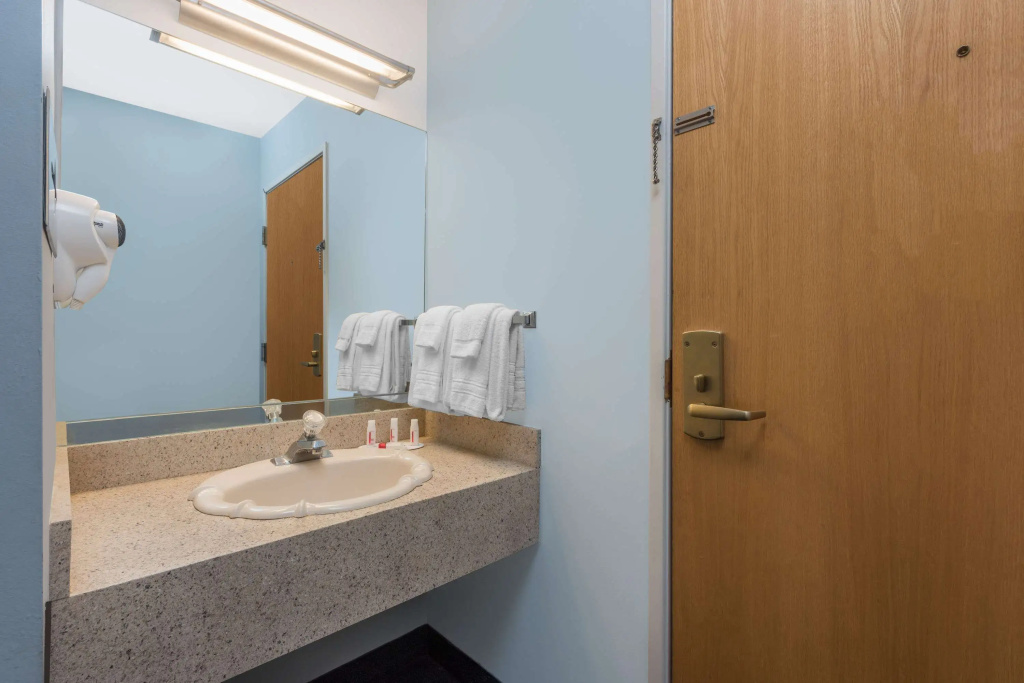Days Inn by Wyndham Osage Beach Lake of the Ozarks
