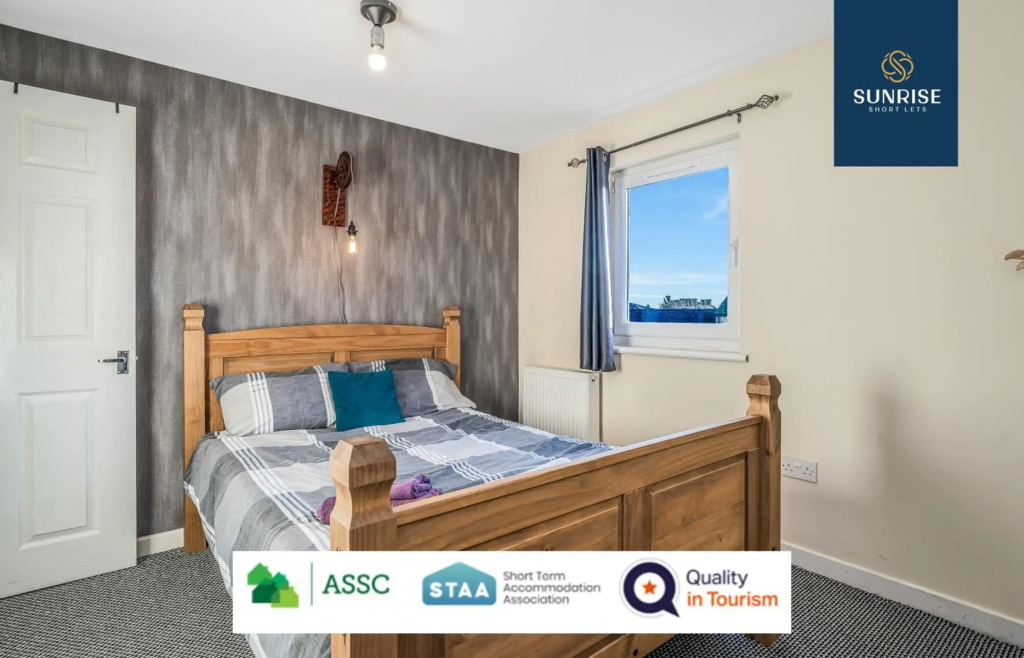 THE LAW, Great Contractor Accommodation, 4 Rooms with TVs, Central, Free Parking, WiFi, Self-catering for Families, Tourists, Relocation, Groups, Long Stays Welcome