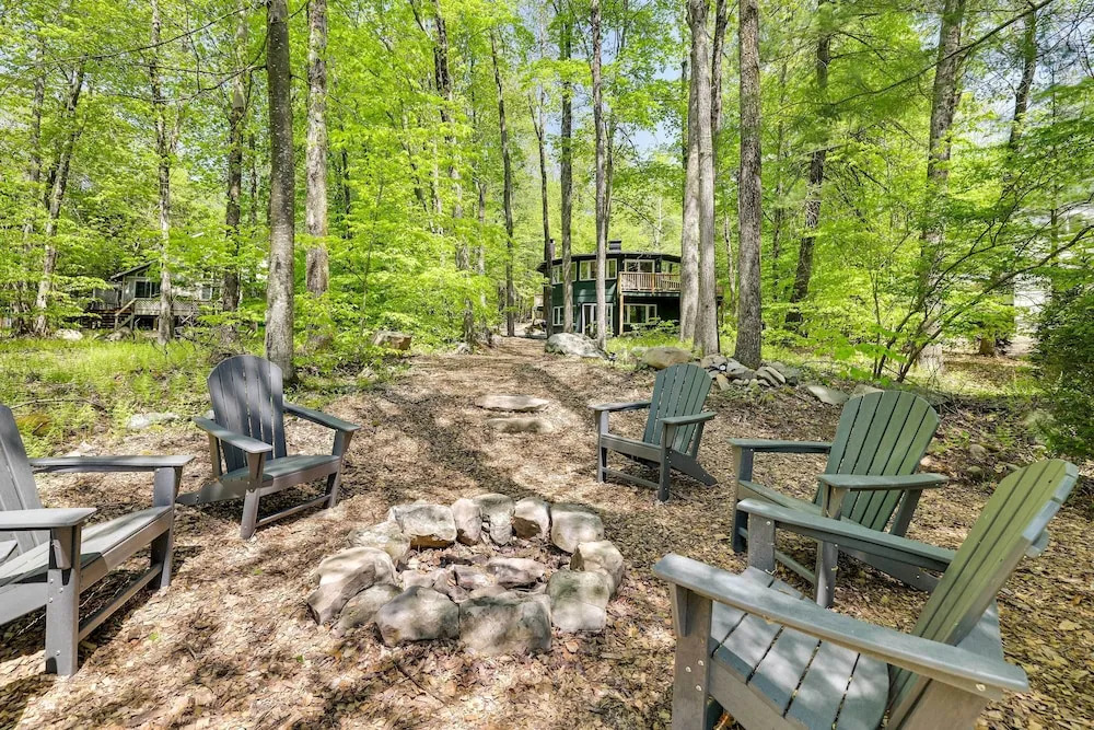 Private Deck & Grill: Pocono Pines Retreat!