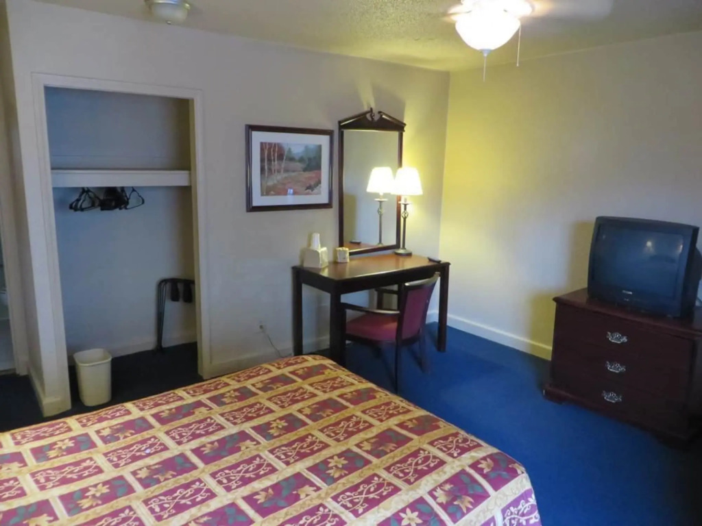 Budgetel Inn and Suites - Louisville