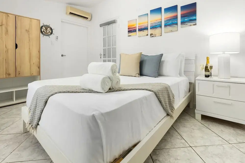 Cozy 3BR Town Home in Gated Community Palm Beach