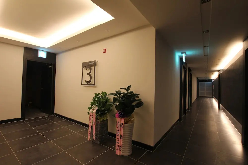 Jade hotel