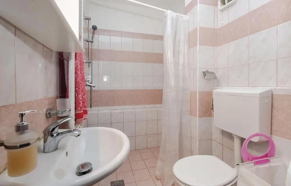 Awesome Home in Breze With Wifi, Outdoor Swimming Pool and 4 Bedrooms