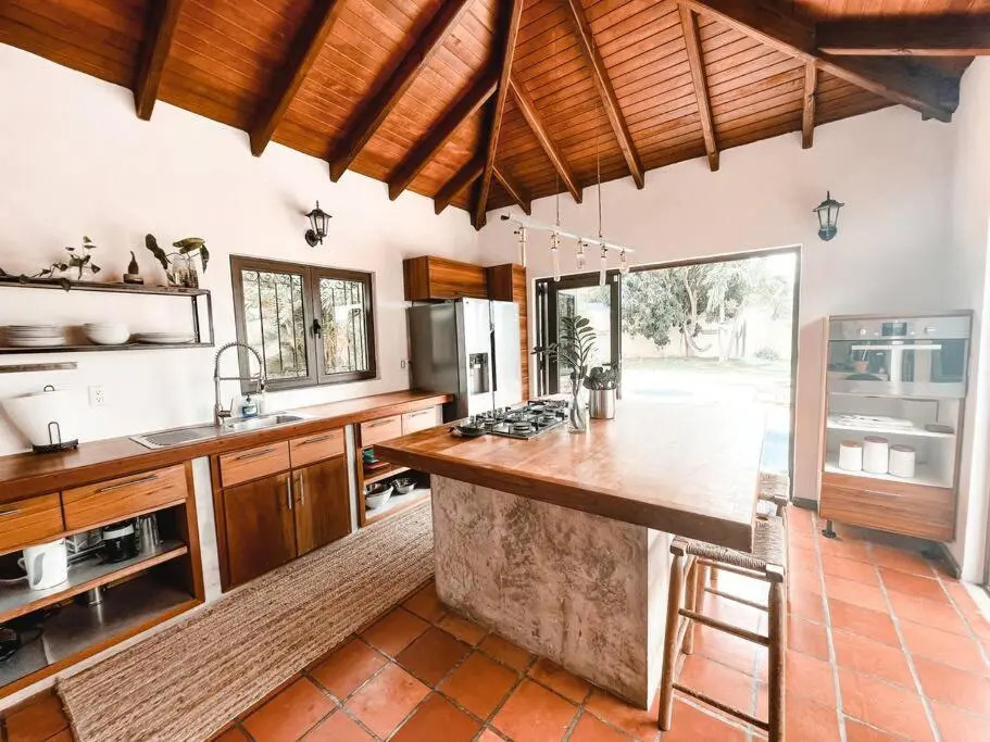 Breezy “Hacienda” w/pool - 4bed in Gated Resort