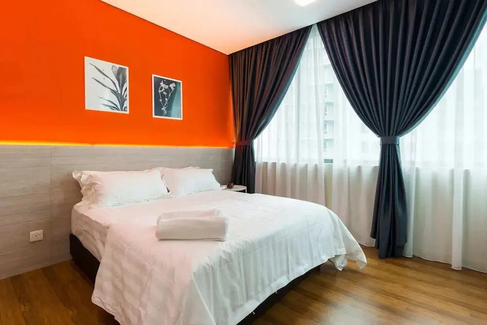 Bright 3 Queen Bed Condo Walk to KL Tower