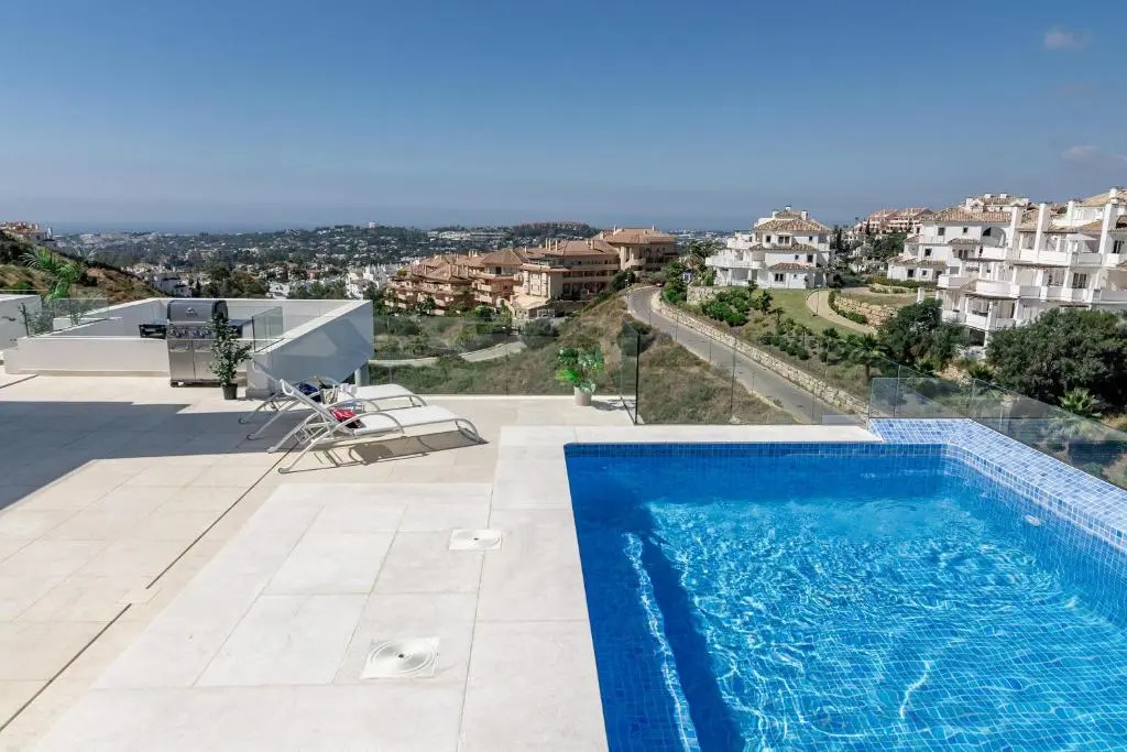LMR1- Modern penthouse, private pool, families only