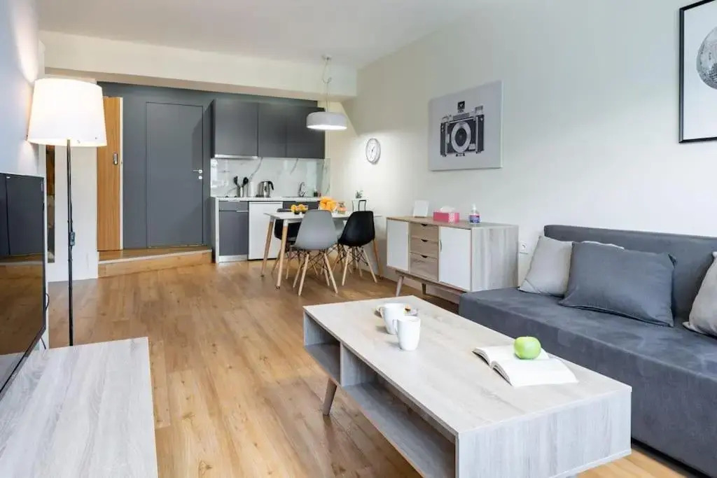 Modern, quite 1-BDR apt near Acropolis