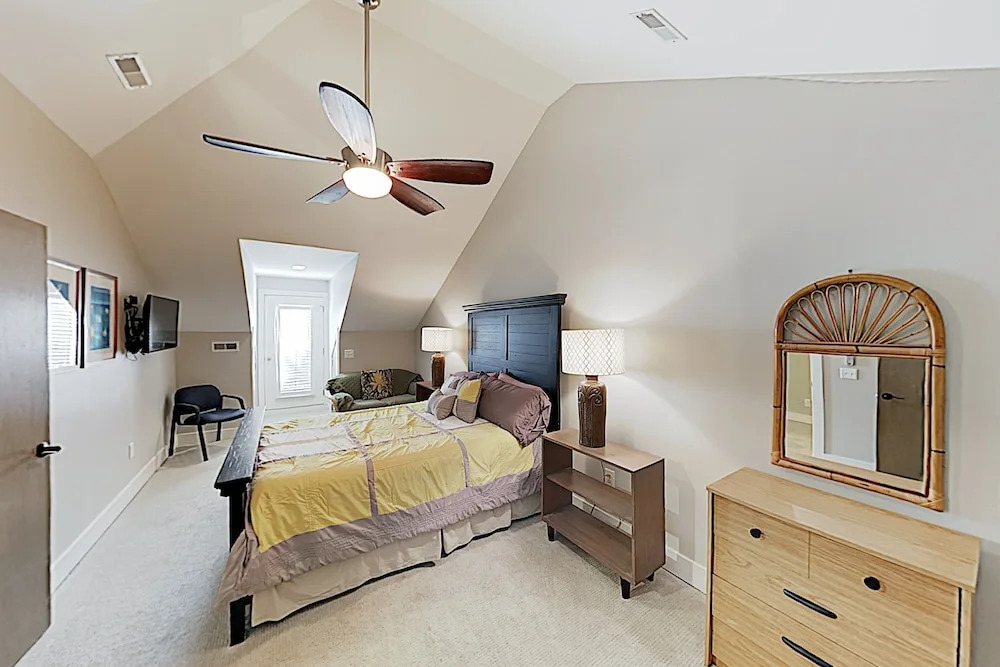 New Listing! Updated Golf Course Condo, Near Beach cottage