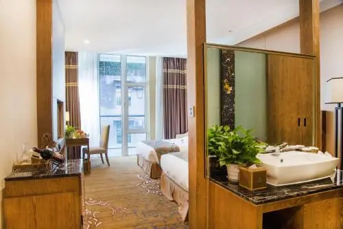Chengdu Cloud Retreat Hotel(Dufu Thatched Cottage & Qingyang Palace Subway Station)