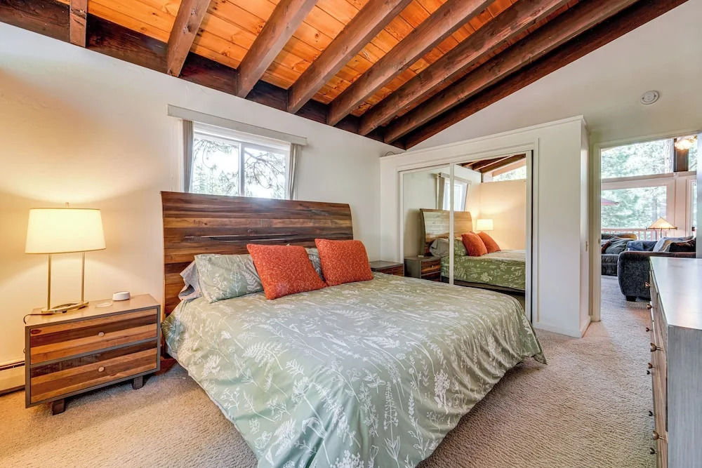 Walk to Lake Tahoe: Family Retreat w/ Deck