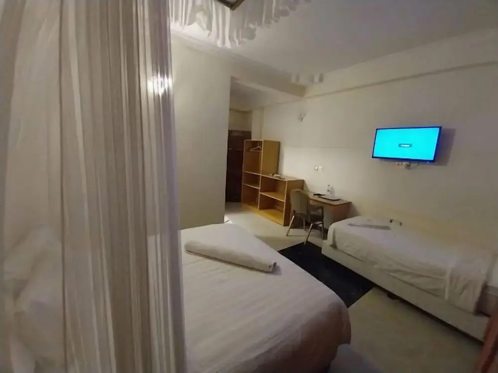 Hotel Discretion LTD