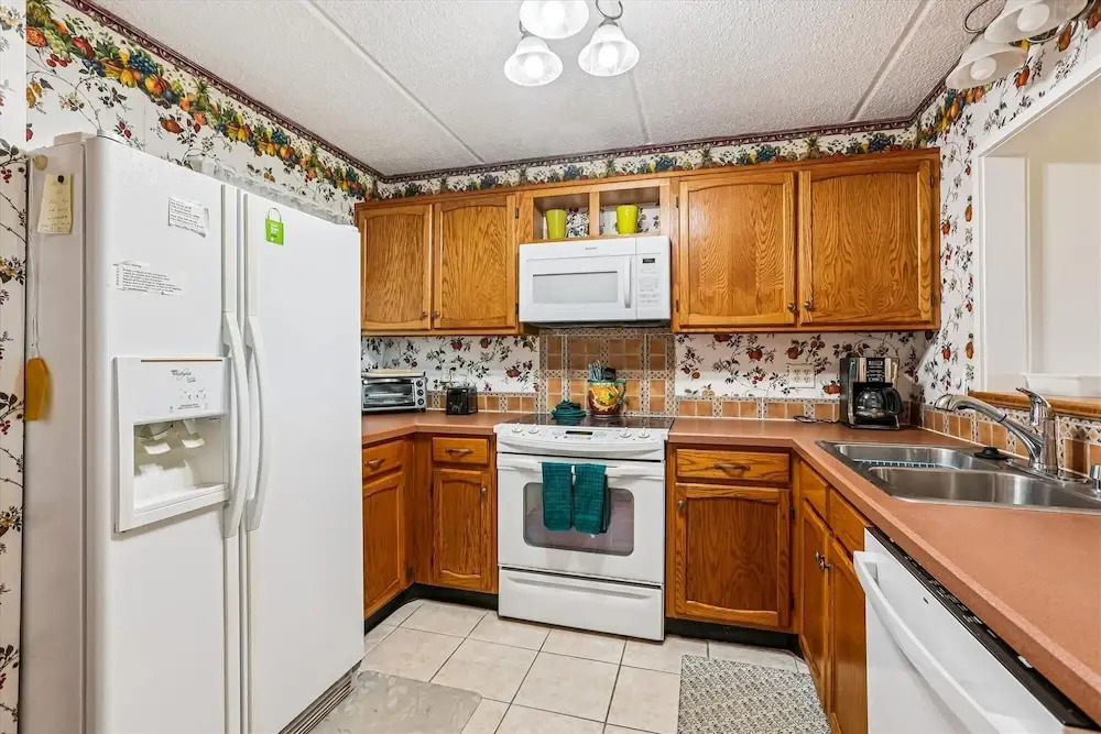 Oceanfront Luxury: 2BR Condo + Pool in St.aug