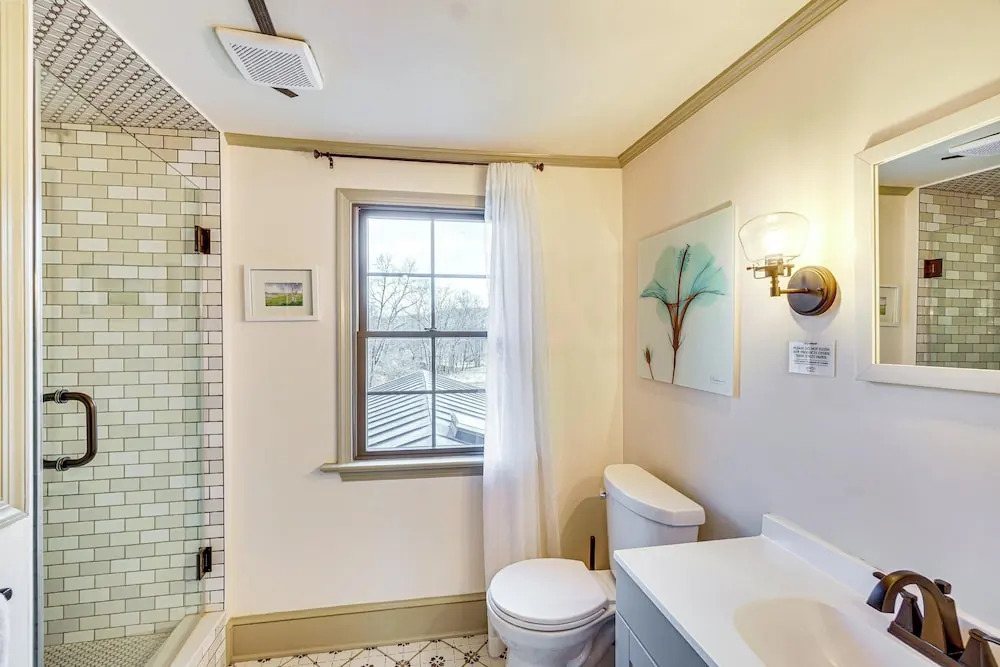 Aldie Home w/ Private Pool: Near Wineries!