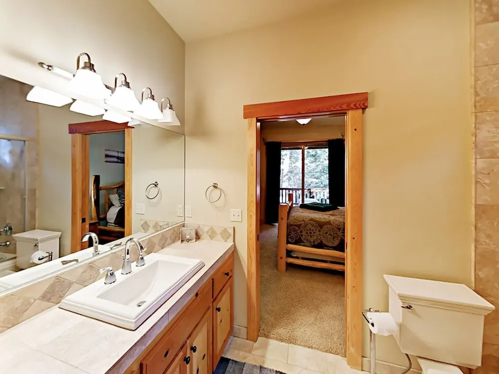 Big 5br W/ 2 Sunny Decks + Rec Center Access 5 Bedroom Home