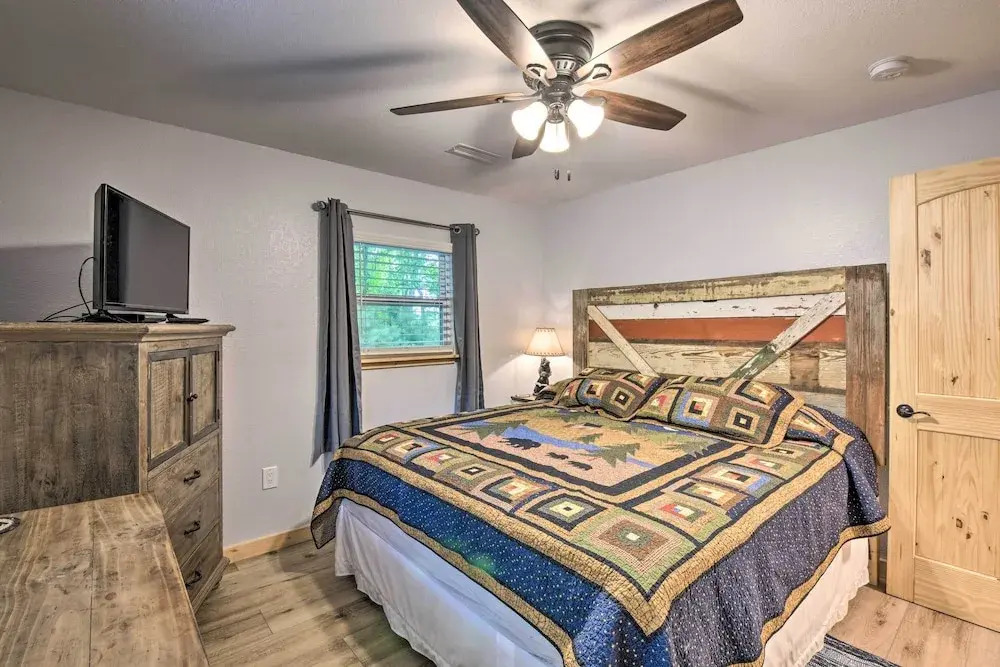 Hiawassee Getaway w/ Hot Tub, Deck & Lake Access!