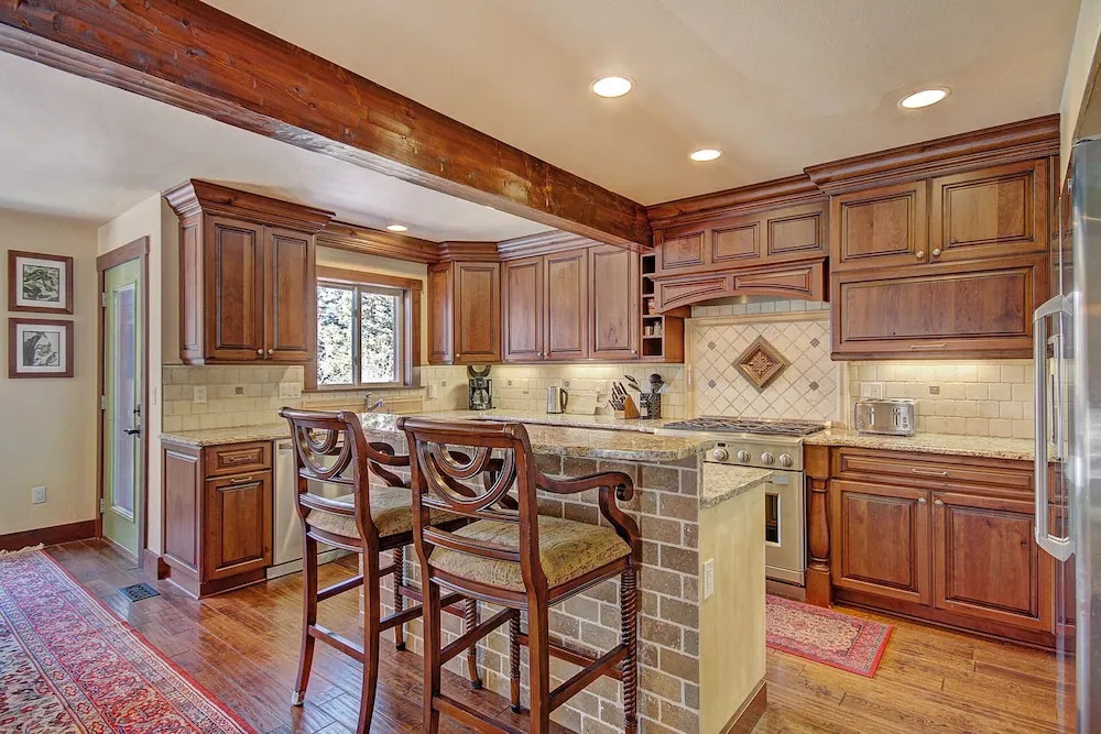 High Point Chateau 4 Bedroom Home by RedAwning