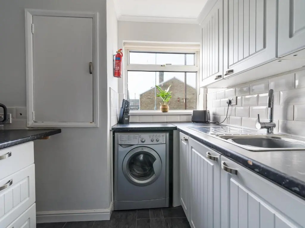 Chestnut House - Sleeps 4 - Pet friendly - Parking