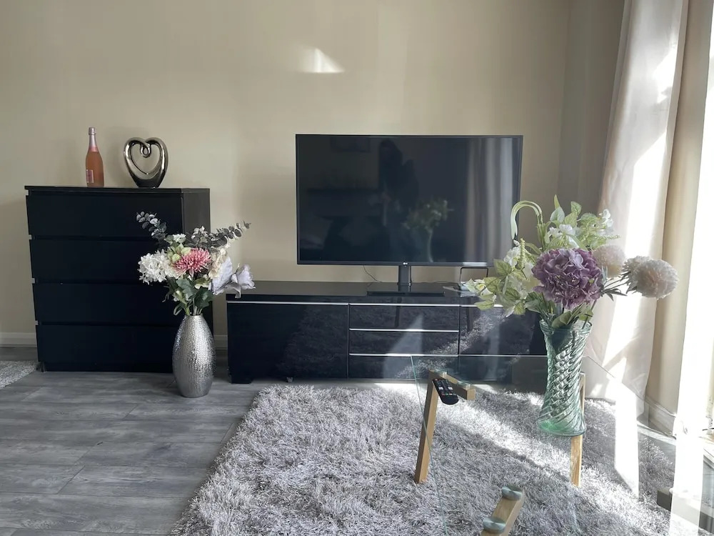 Enjoy Lovely 4 bed Apartment With Garden
