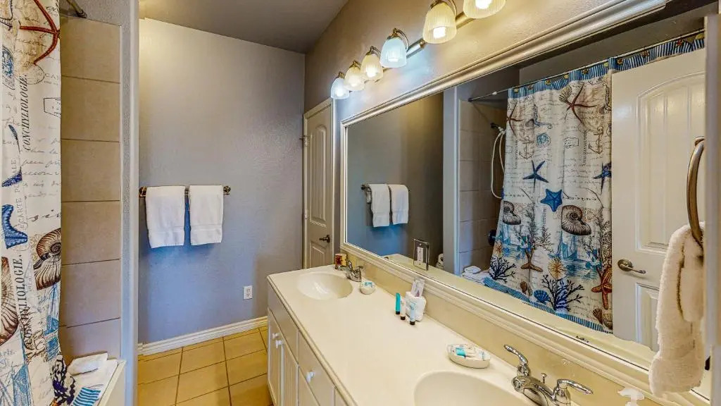 MC16 Multi-Level Condo, Shared Pool & Hot Tub, Close to Beach