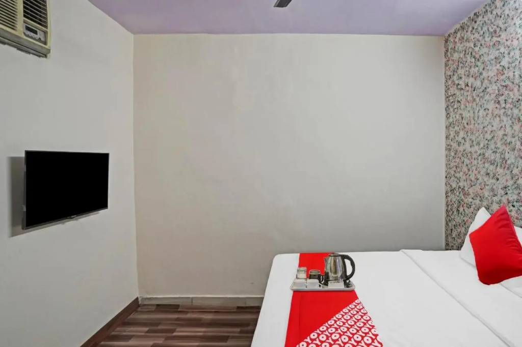 OYO Flagship 70188 S R Hotel