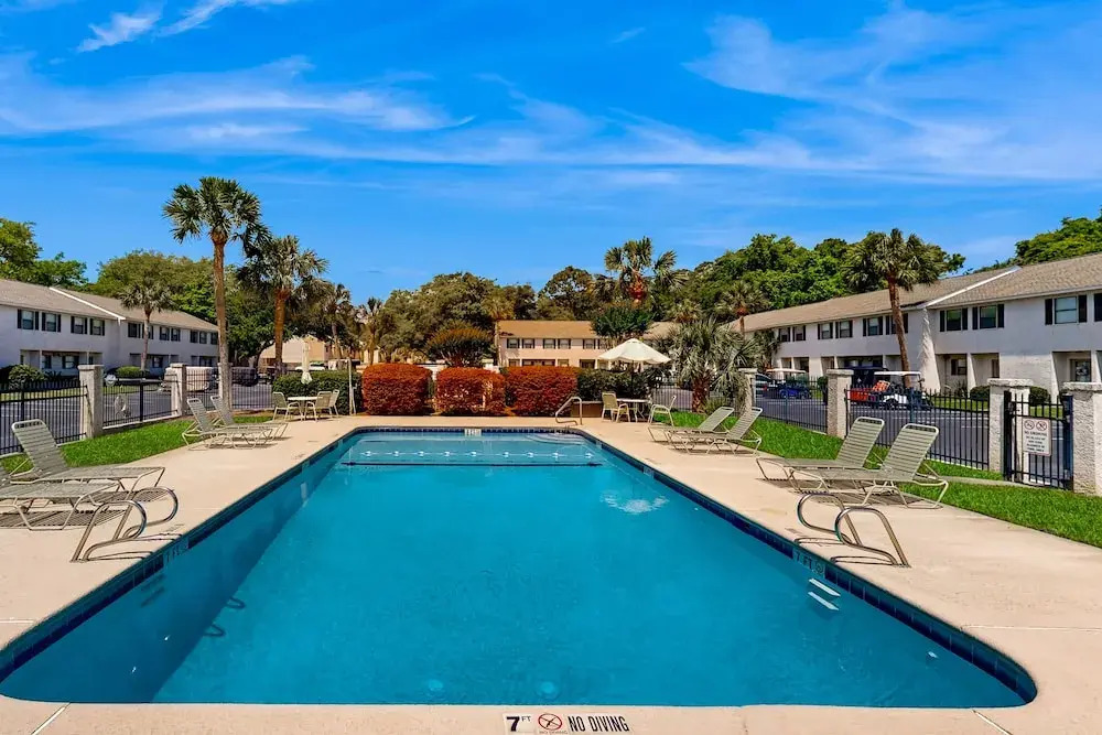 Inviting Condo With an Outdoor Pool, Washer/dryer, & AC - Near the Beach
