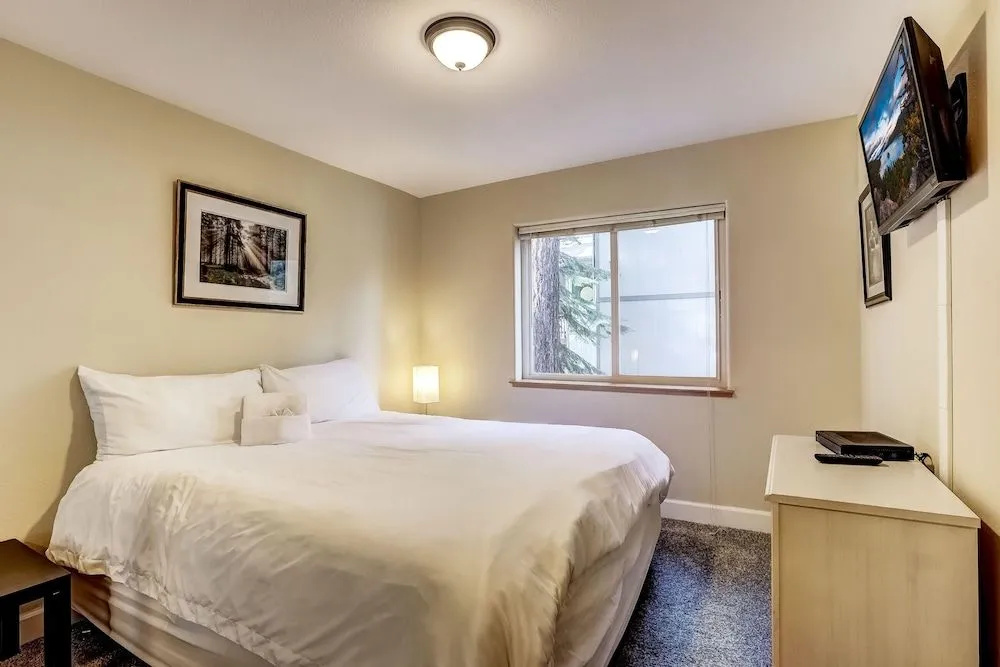 Nestled Pines Retreat Hot Tub, Pool Tahoe, Foosball, +more!