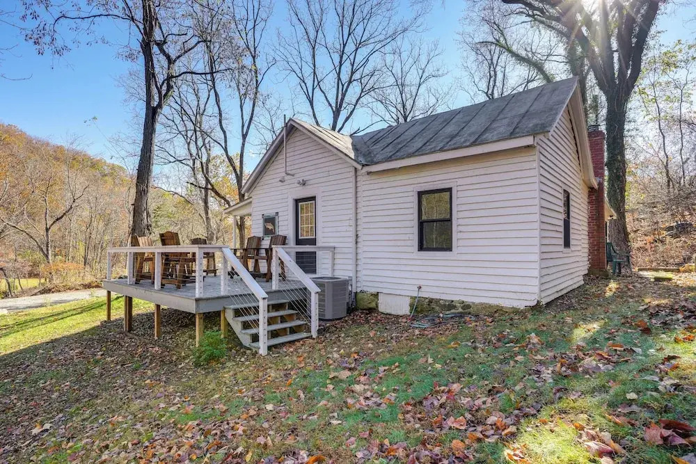 Stoney Creek Cottage: Waterfront Hot Tub, Fire Pit