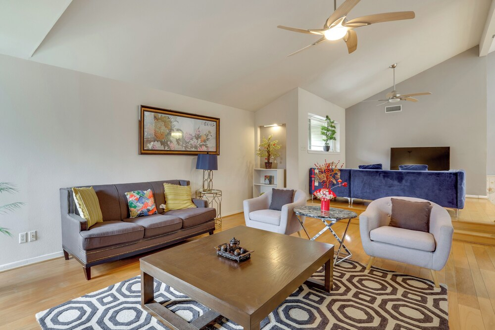 6 Mi to Dtwn Garland: Group Getaway w/ Pool Access