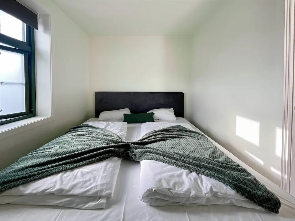 Vibrant Apartment on Bustling Street, Above a Restaurant - Perfect for Tourists,