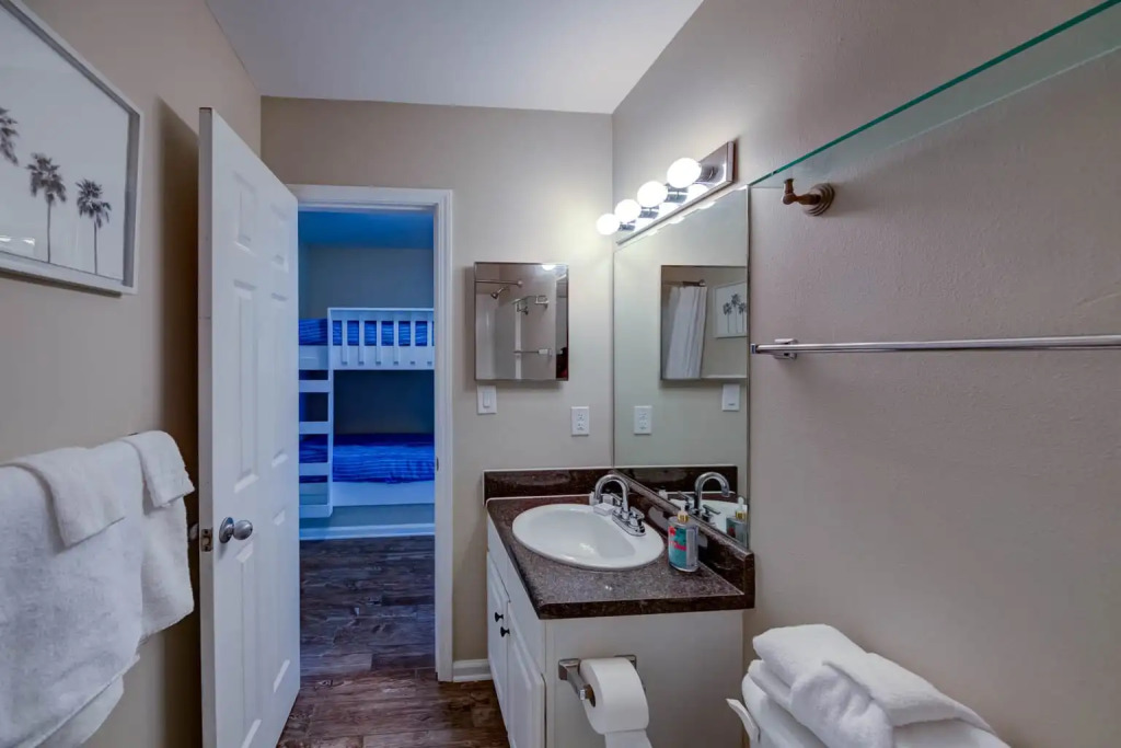 Luxury condo in the action of Orange Beach with pool and beach access