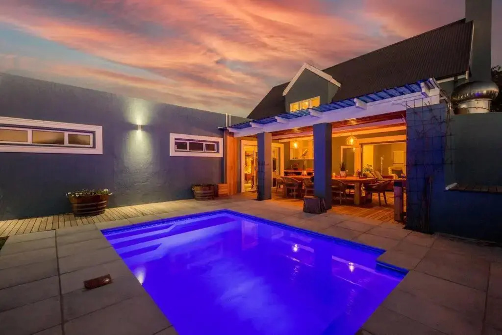 Chateau Libertas - Brand NEW family home with pool